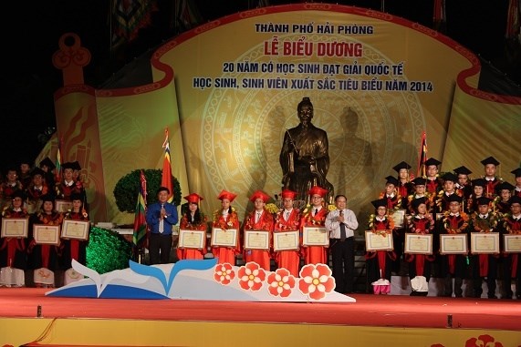 Biểu dương 20 năm có học sinh đoạt giải quốc tế và học sinh, sinh viên xuất sắc, tiêu biểu năm 2014