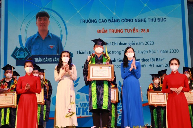 Chàng trai 18 tuổi đam mê thiện nguyện, là thủ khoa, công dân trẻ tiêu biểu TPHCM năm 2021