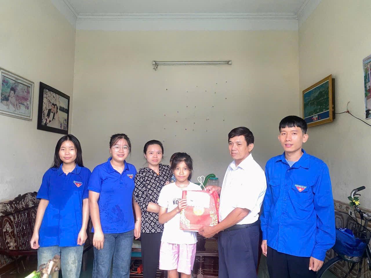 Tặng quà nhân dịp ngày Quốc tế thiếu nhi
