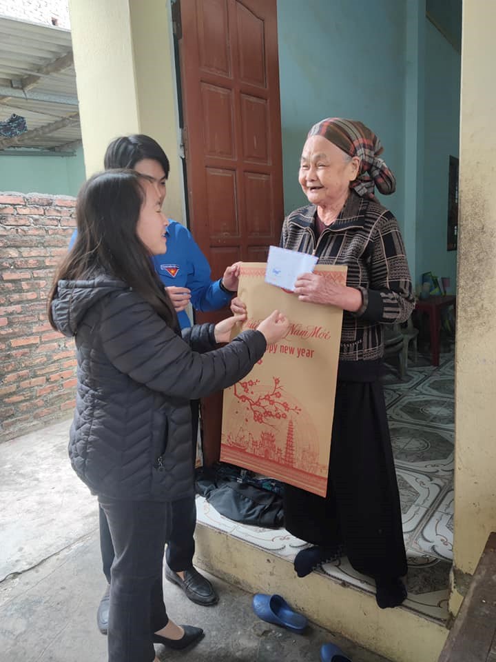 Quận đoàn phối hợp cùng các tổ chức tôn giáo tặng quà Tết cho thanh niên tôn giáo, thanh niên công nhân, người già neo đơn, trẻ em mồ côi, có hoàn cảnh khó khăn
