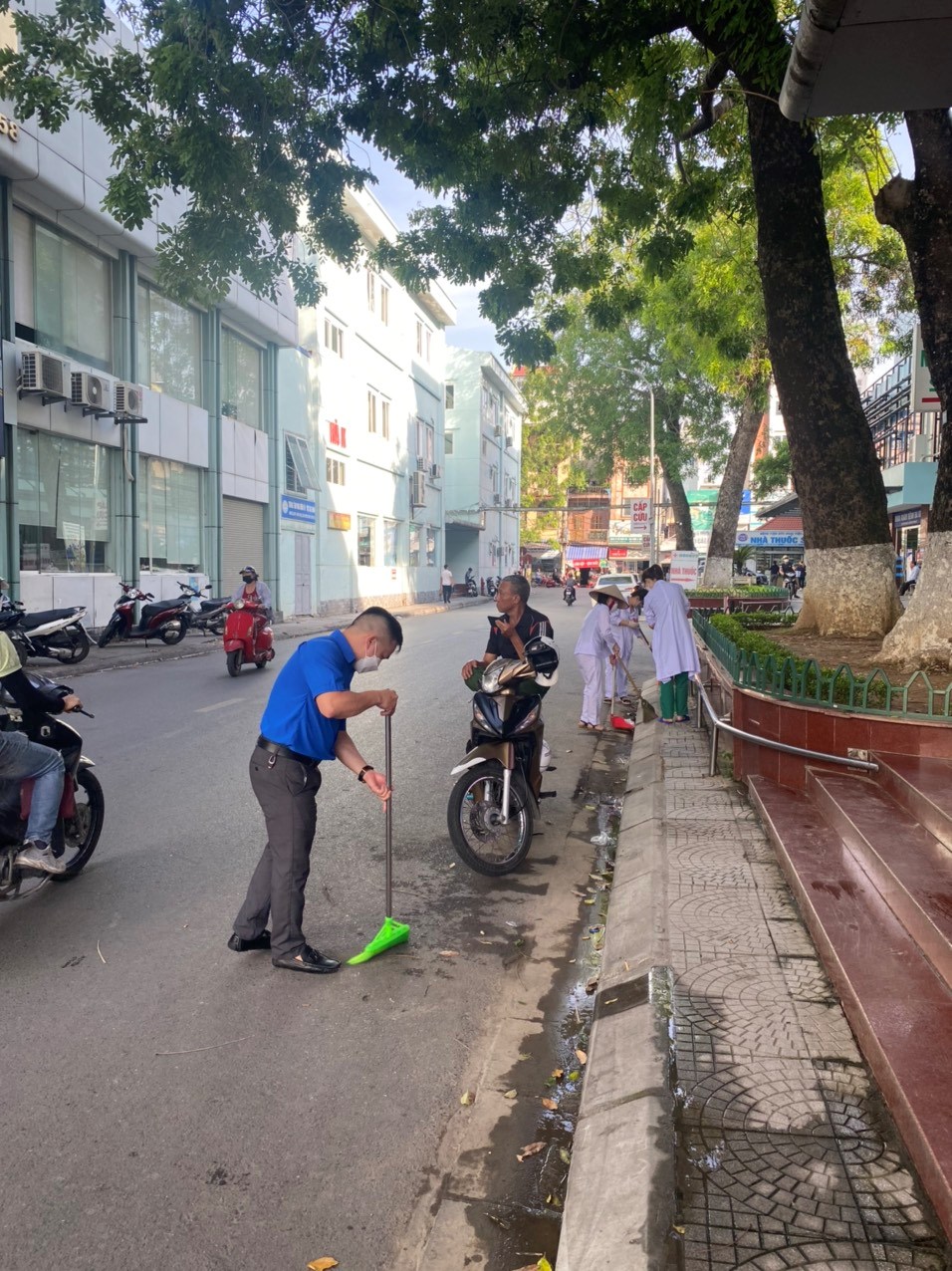 Đoàn thanh niên Bệnh viện Hữu nghị Việt Tiệp tổ chức đồng loạt “Ngày Chủ nhật xanh” vào ngày 24/7/2022 trên toàn bộ 2 cơ sở Bệnh viện Hữu nghị Việt Tiệp