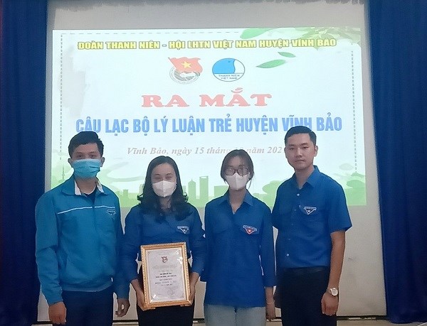 Biểu dương học sinh 3 tốt năm học 2020-2021 và ra mắt CLB lý luận trẻ