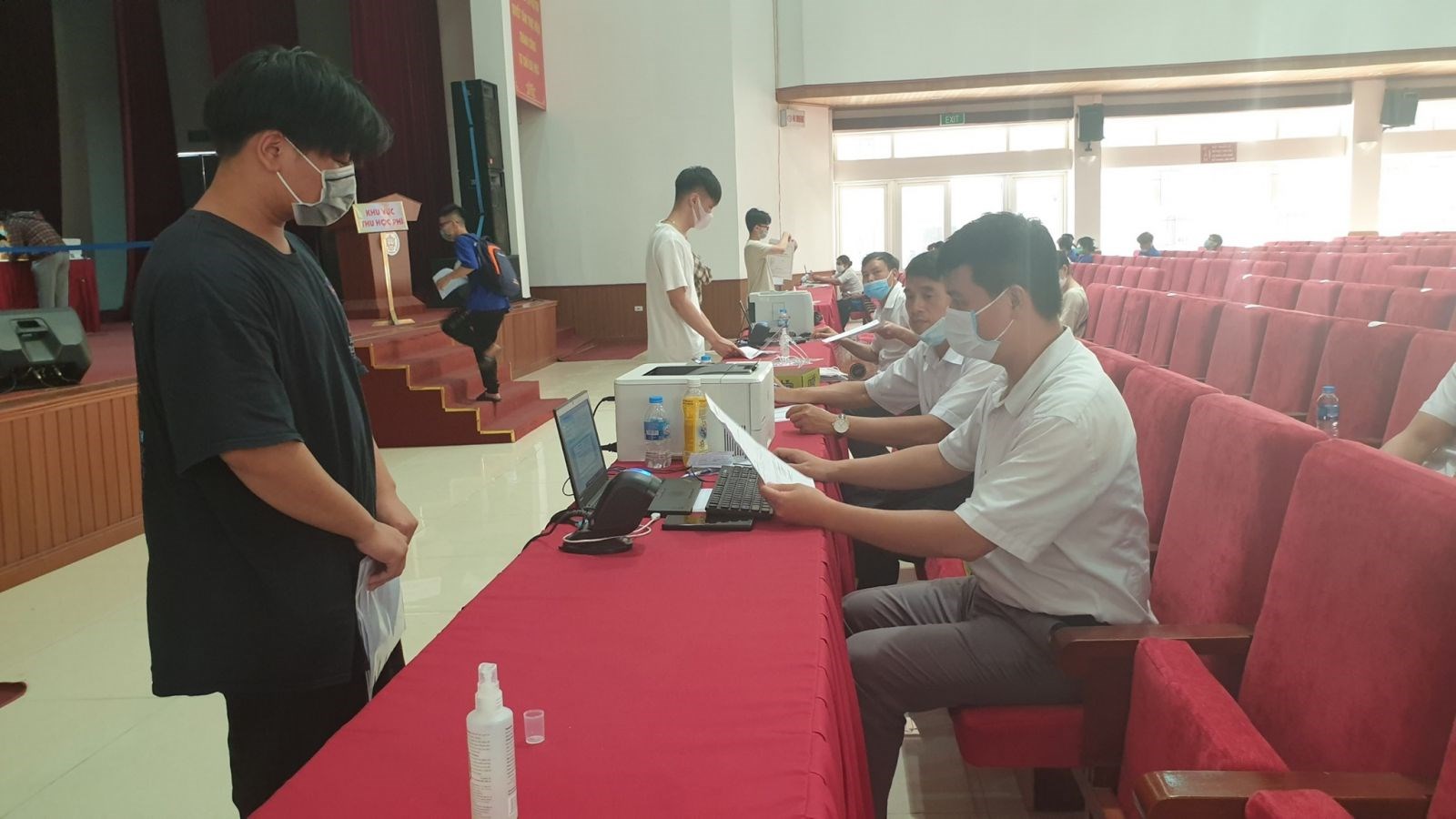 Hình ảnh ngày đầu tiên hỗ trợ nhập học cho Tân sinh viên K62