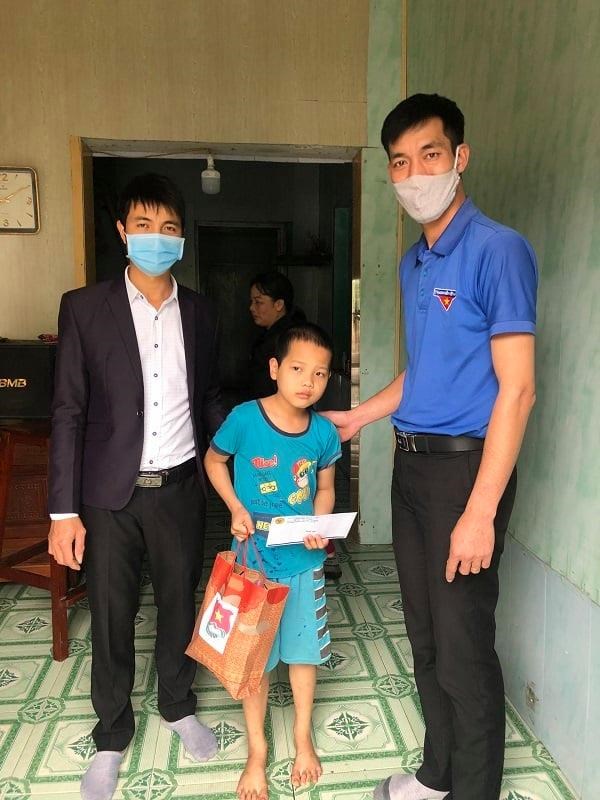 Thăm, tặng quà gia đình cán bộ, chiến sỹ đang công tác nơi biên giới, hải đảo