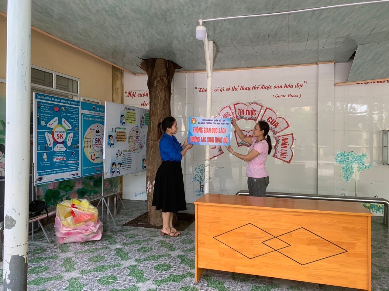 Hội đồng Đội quận Đồ Sơn tặng Không gian đọc sách và tương tác sinh hoạt Đội cho Liên đội trường Tiểu học Ngọc Hải năm học 2022 - 2023
