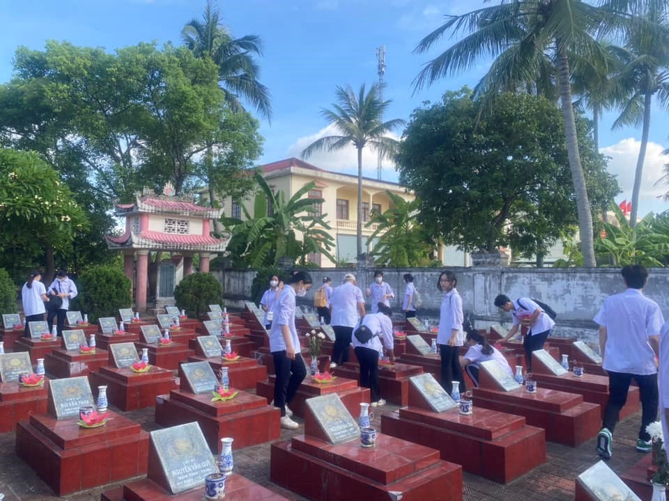 ĐỘI HÌNH HOA PHƯỢNG ĐỎ CHI ĐOÀN TRUNG TÂM GDNN&GDTX QUẬN DƯƠNG KINH SÔI NỔI CÁC HOẠT ĐỘNG HÈ 2023