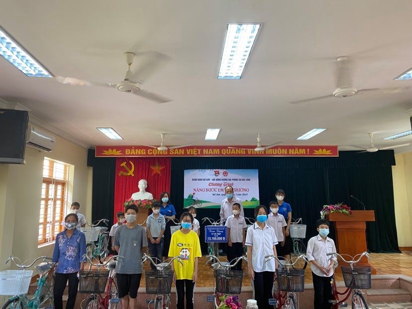 Tặng quà cho học sinh có hoàn cảnh khó khăn năm 2021