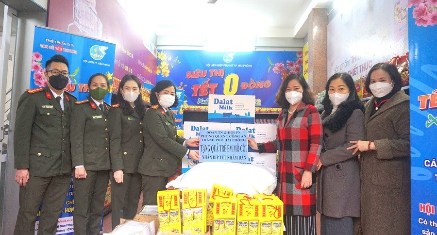 Trao lương thực, thực phẩm tặng trẻ em mồ côi và phụ nữ nghèo nhân dịp Tết Nhâm Dần 2022