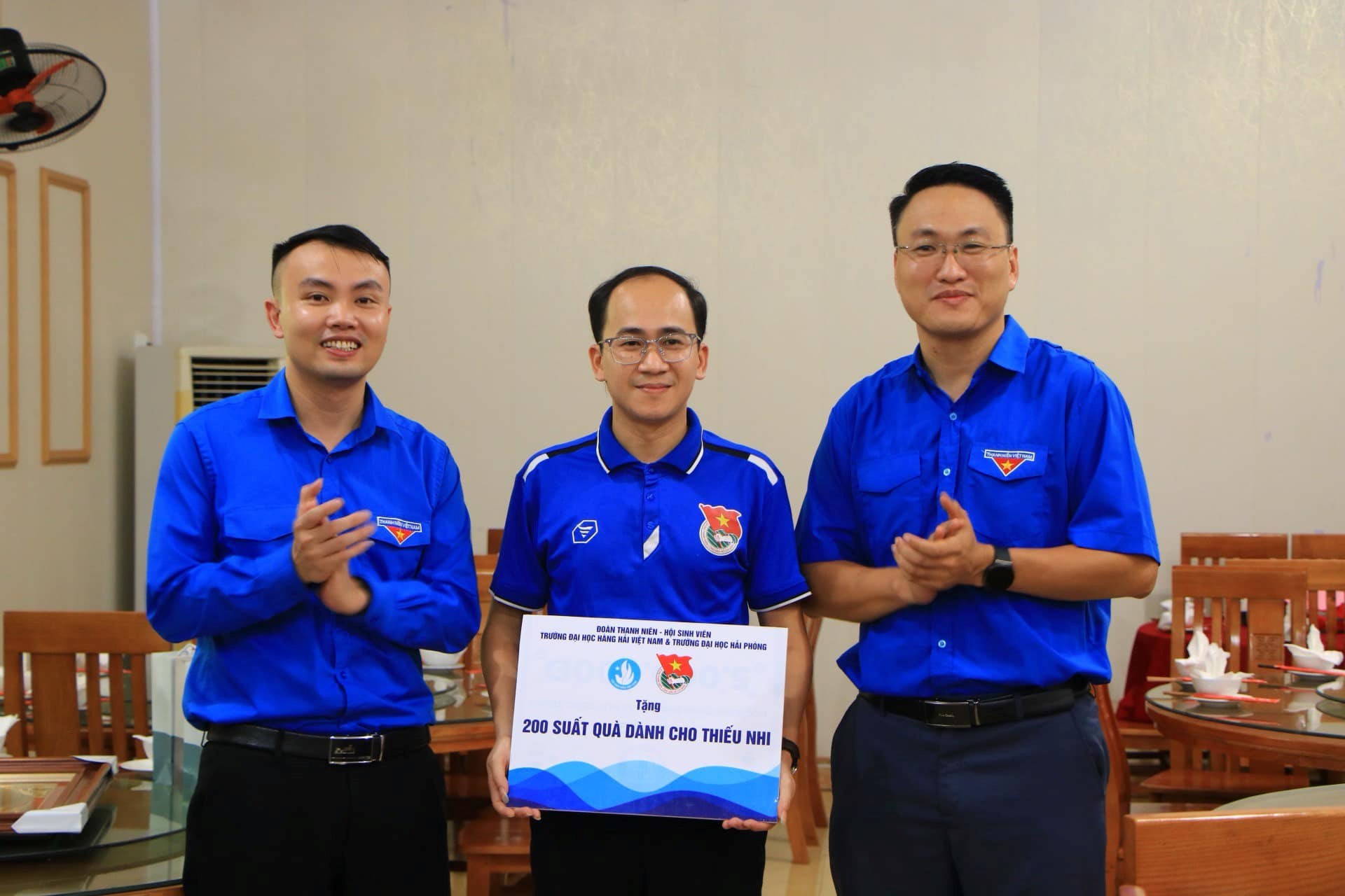 HOẠT ĐỘNG THĂM, TẶNG QUÀ CHO CÁC EM THIẾU NHI, CÁC GIA ĐÌNH CHÍNH SÁCH TRONG CHIẾN DỊCH MÙA HÈ XANH