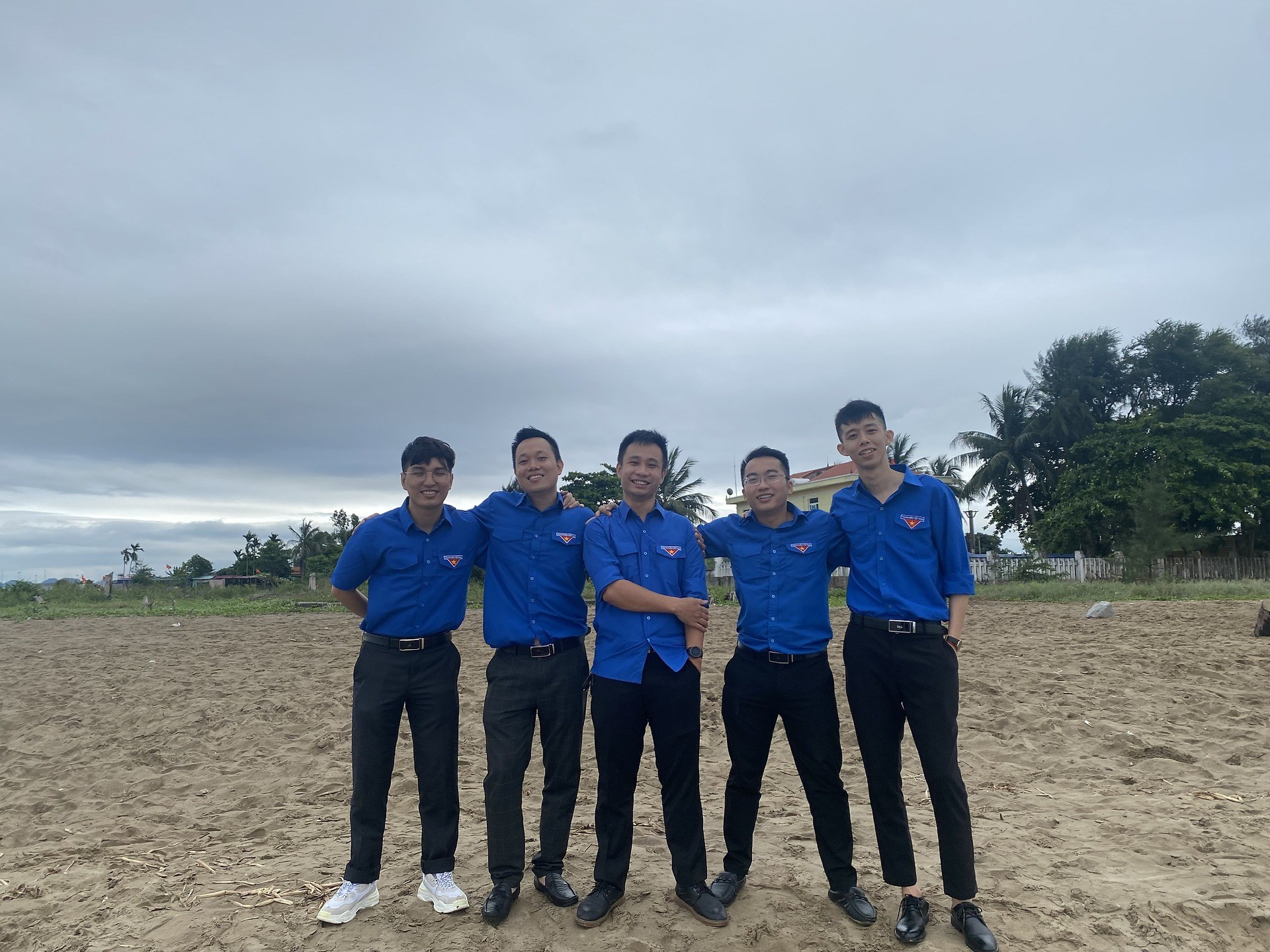 Tổ chức ra quân dọn dẹp vệ sinh môi trường hưởng ứng ngày chủ nhật xanh 29/5/2022 và môi trường thế giới năm 2022