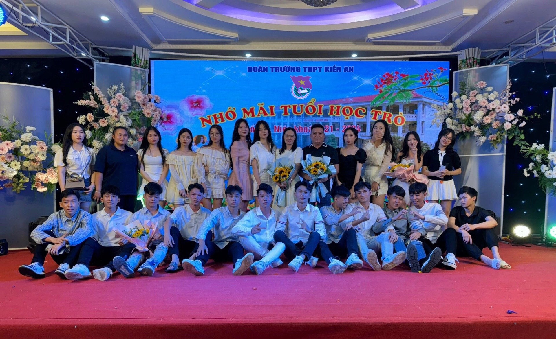 Đoàn trường THPT Kiến An tổ chức Lễ trưởng thành tuổi 18 "Nhớ mãi tuổi học trò"