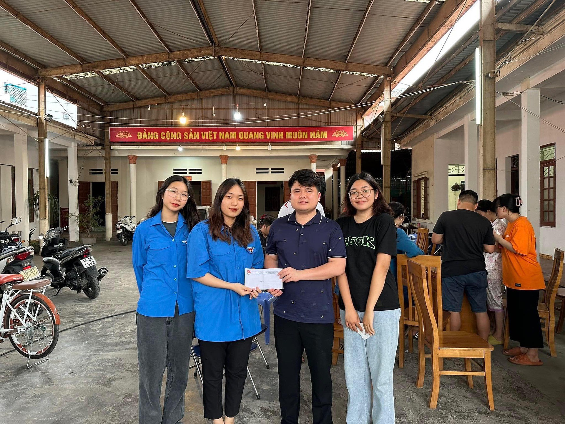 BTV Quận đoàn triển khai ra quân 9 đội hình với sự tham gia của gần 400 ĐVTN hỗ trợ cấp Căn cước công dân và kích hoạt định danh điện tử VneID cho nhân dân.