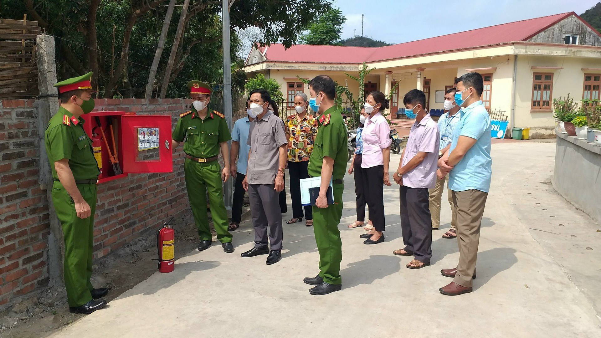 RA MẮT MÔ HÌNH “TỔ LIÊN GIA AN TOÀN PHÒNG CHÁY, CHỮA CHÁY”; TUYÊN TRUYỀN, HƯỚNG DẪN KỸ NĂNG PHÒNG CHÁY, CHỮA CHÁY CHO ĐOÀN VIÊN, THANH NIÊN VÀ NHÂN DÂN NĂM 2023