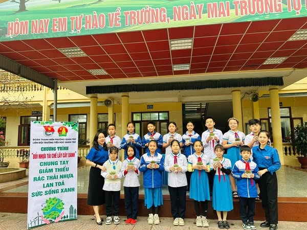 Đoàn Thanh niên - Hội LHTN Việt Nam phường Quán Trữ phối hợp cùng các đơn vị tổ chức chương trình "Đổi rác thải nhựa lấy cây"