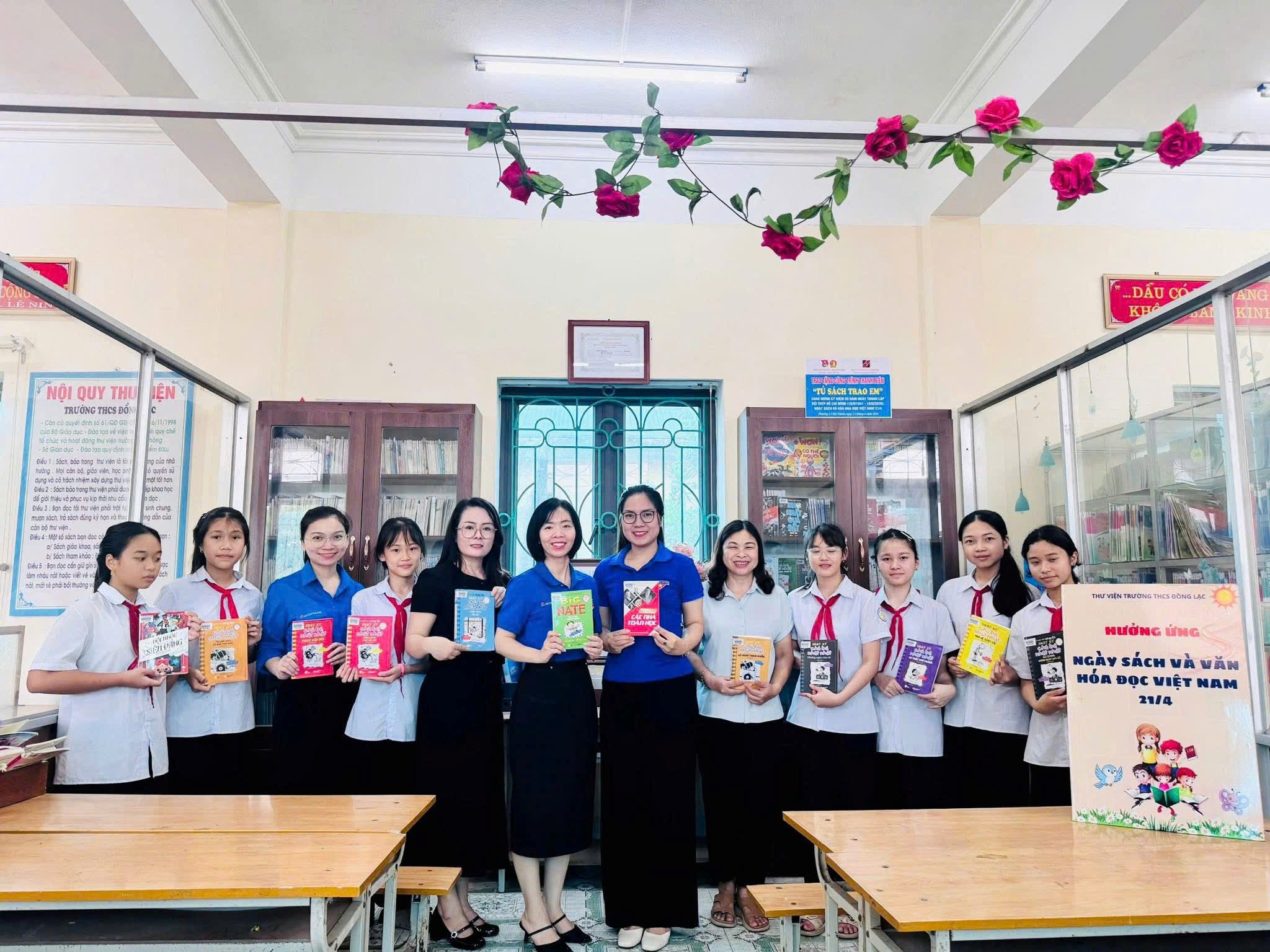Công trình măng non - Tủ sách trao em tại trường THCS Đồng Lạc
