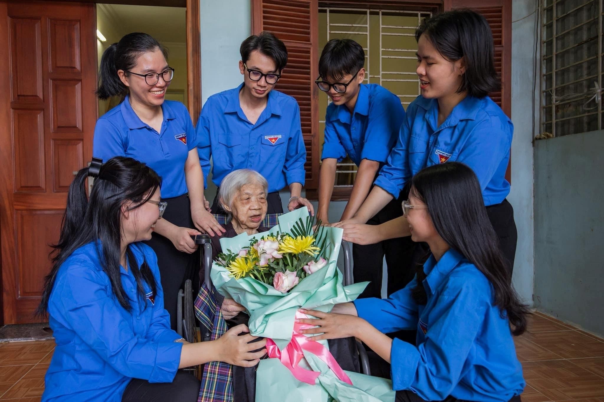 Quận đoàn - Hội LHTN Việt Nam quận Kiến An với công trình thanh niên thiết thực, ý nghĩa "Bữa cơm nghĩa tình - Ấm áp yêu thương"
