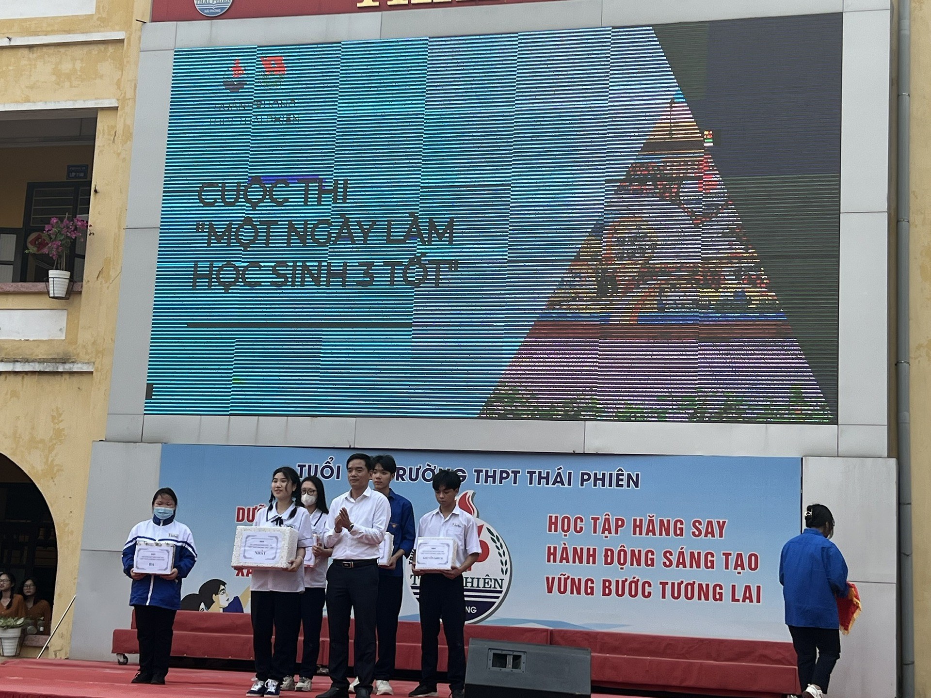 Cuộc thi "1 ngày là học sinh 3 tốt" - THPT Thái Phiên
