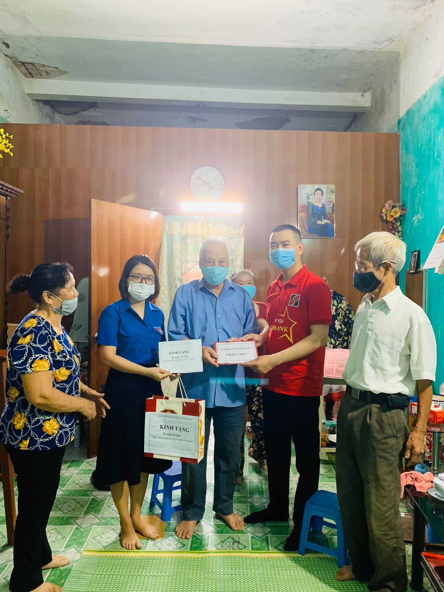 Đoàn khối chỉ đạo nhóm an sinh số 7 tổ chức Chương trình trao tặng 7 suất quà cho gia đình thương - bệnh binh, gia đình liệt sỹ.