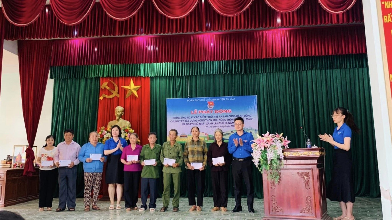 Tặng quà Cựu thanh niên xung phong tại chương trình ra quân Ngày cao điểm "Tuổi trẻ An Lão cùng hành động chung tay xây dựng nông thôn mới, nông thôn mới kiểu mẫu" và Ngày Chủ nhật xanh lần thứ III, năm 2023
