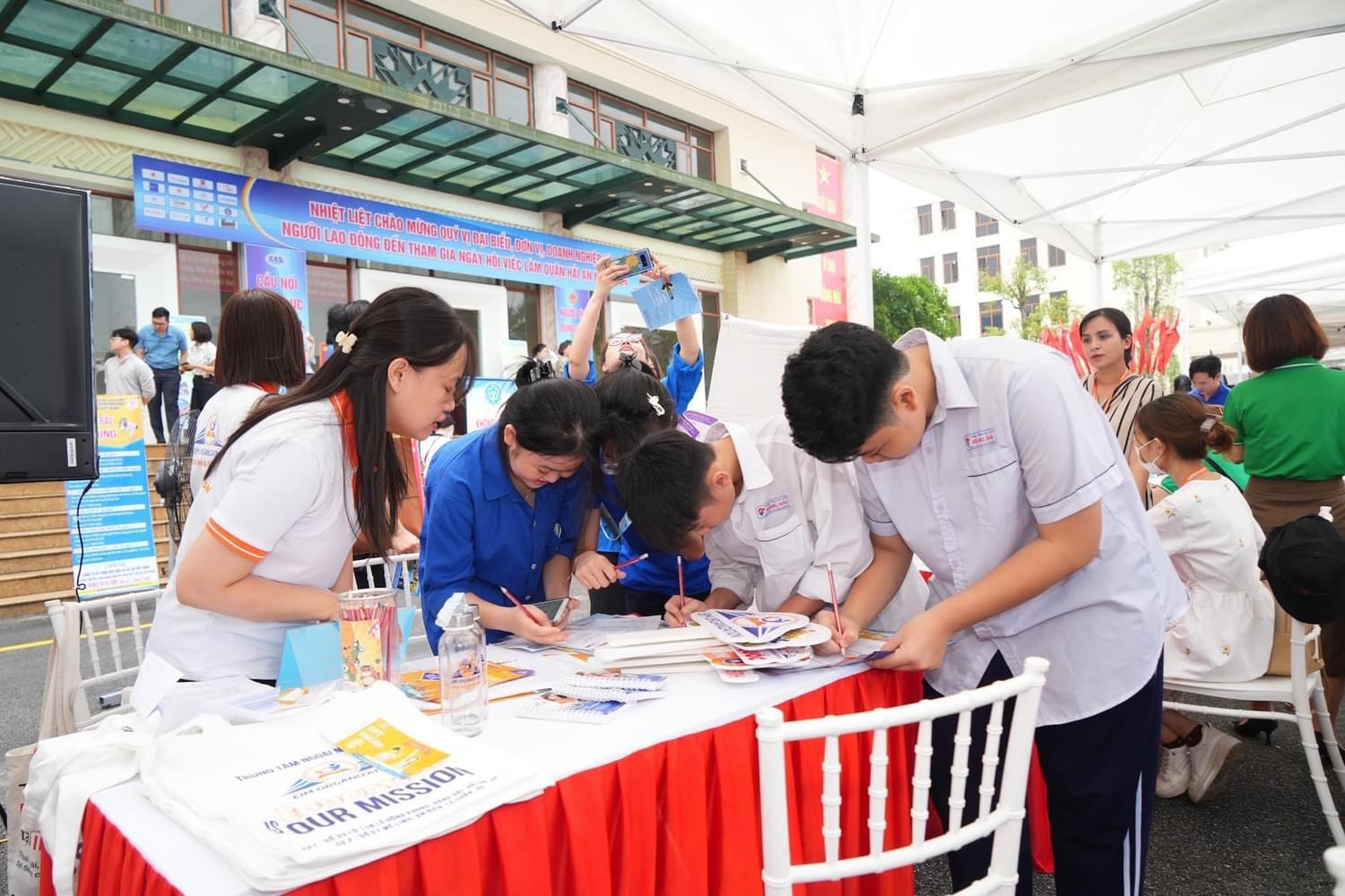 Ngày hội việc làm, tư vấn hướng nghiệp, giới thiệu việc làm cho đoàn viên thanh niên