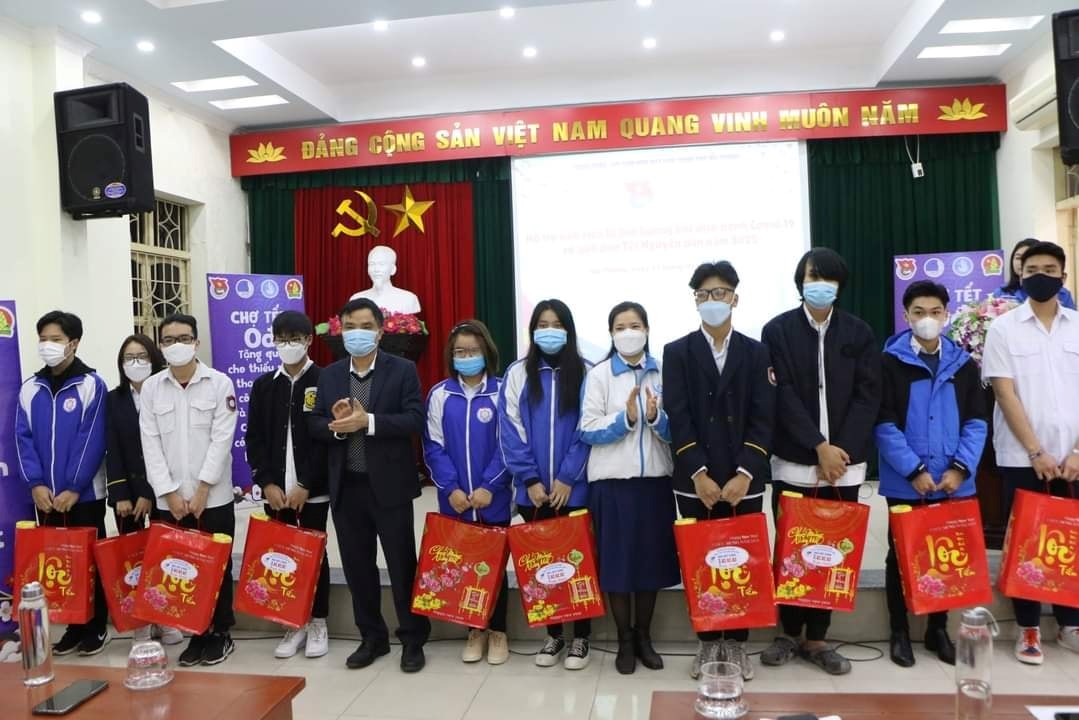 Chương trình “Hỗ trợ Sinh viên có hoàn cảnh khó khăn bị ảnh hưởng bởi dịch Covid-19 về quê đón Tết Nguyên đán Nhâm Dần năm 2022”