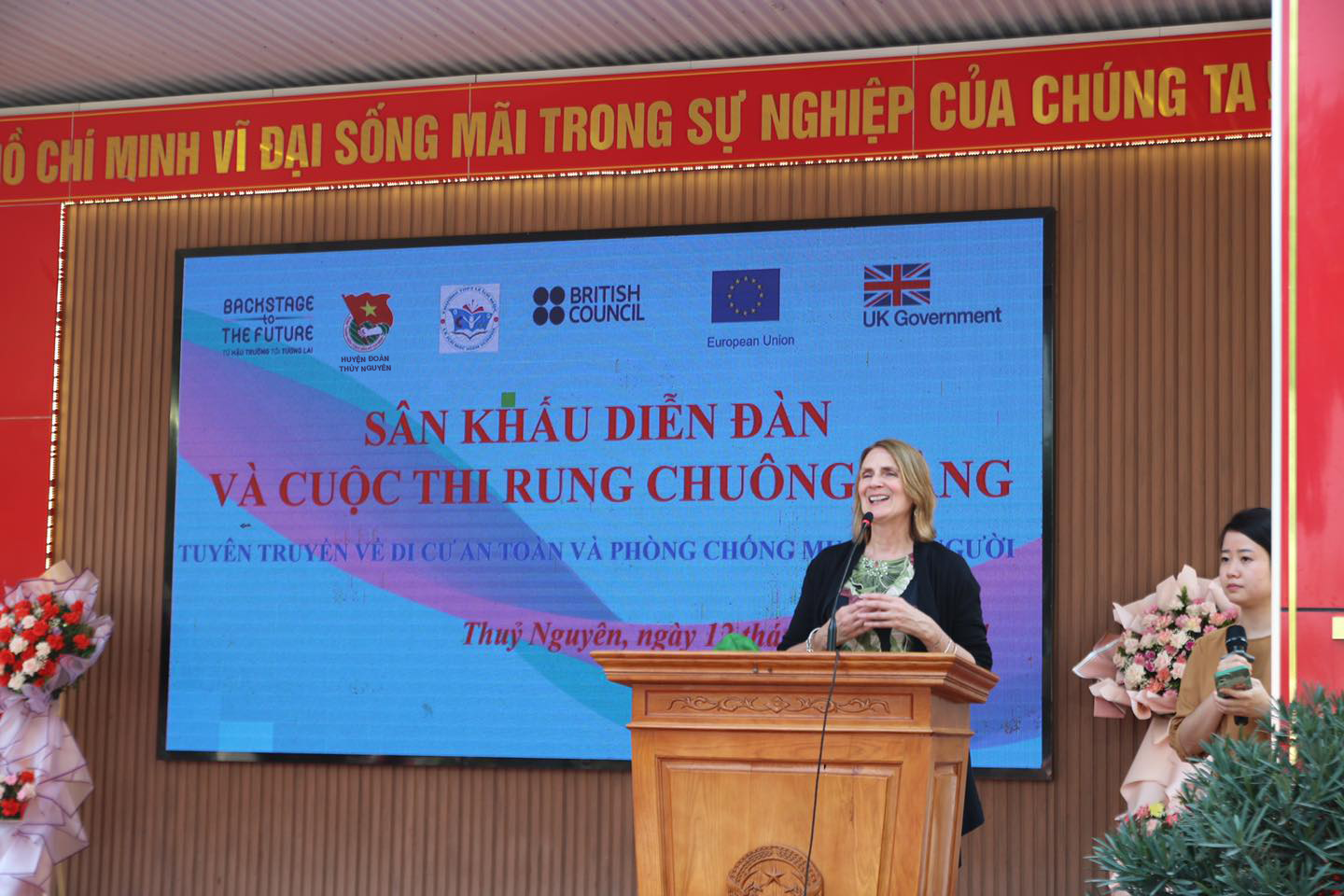 TRIỂN KHAI DỰ ÁN "TỪ HẬU TRƯỜNG TỚI TƯƠNG LAI" - SÂN KHẤU DIỄN ĐÀN VÀ CUỘC THI RUNG CHUÔNG VÀNG TÌM HIỂU VỀ NẠN MUA BÁN NGƯỜI VÀ DI CƯ KHÔNG AN TOÀN