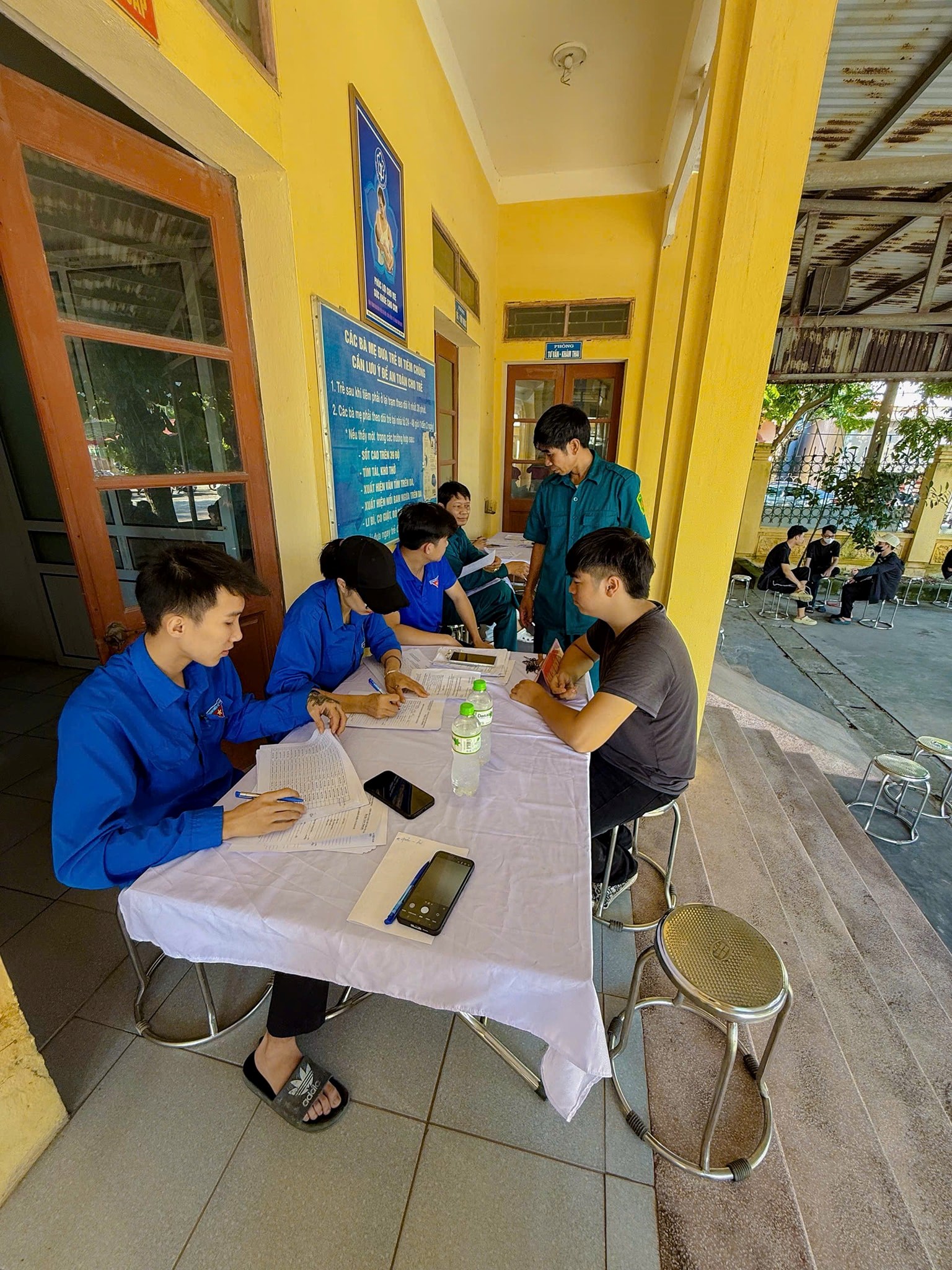 Đoàn thanh niên phường Trần Liễu phối hợp cùng Ban Chỉ huy quân sự và trạm y tế phường  tổ chức khám sơ tuyển sức khỏe cho thanh niên trong độ tuổi nhập ngũ.