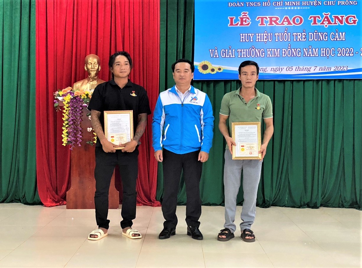Gia Lai: Trao tặng huy hiệu “Tuổi trẻ dũng cảm” cho 02 thanh niên dũng cảm cứu 02 em nhỏ đuối nước