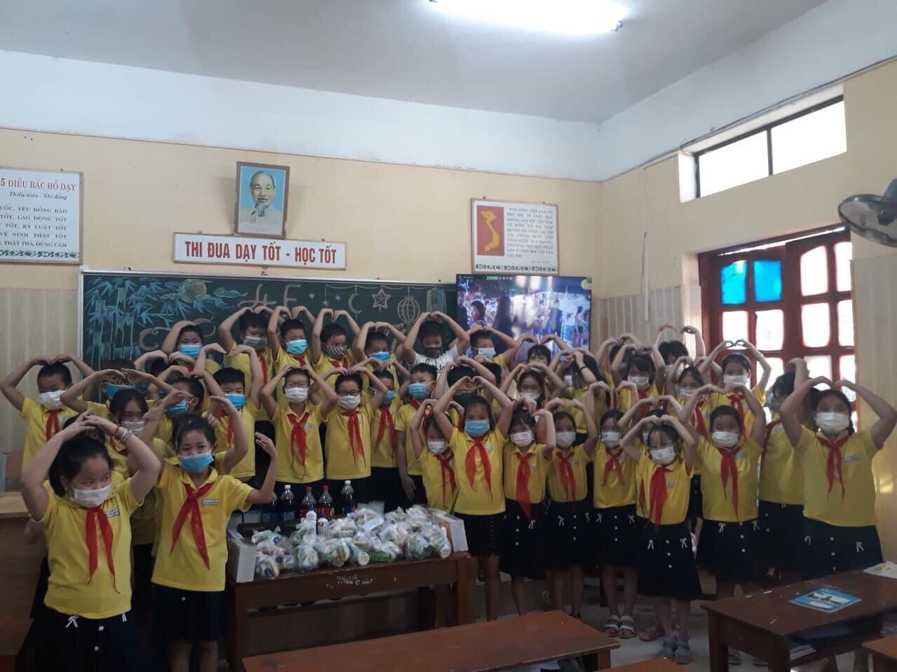 HOẠT ĐỘNG "LỚP EM TREO ẢNH BÁC HỒ" NĂM HỌC 2021-2022