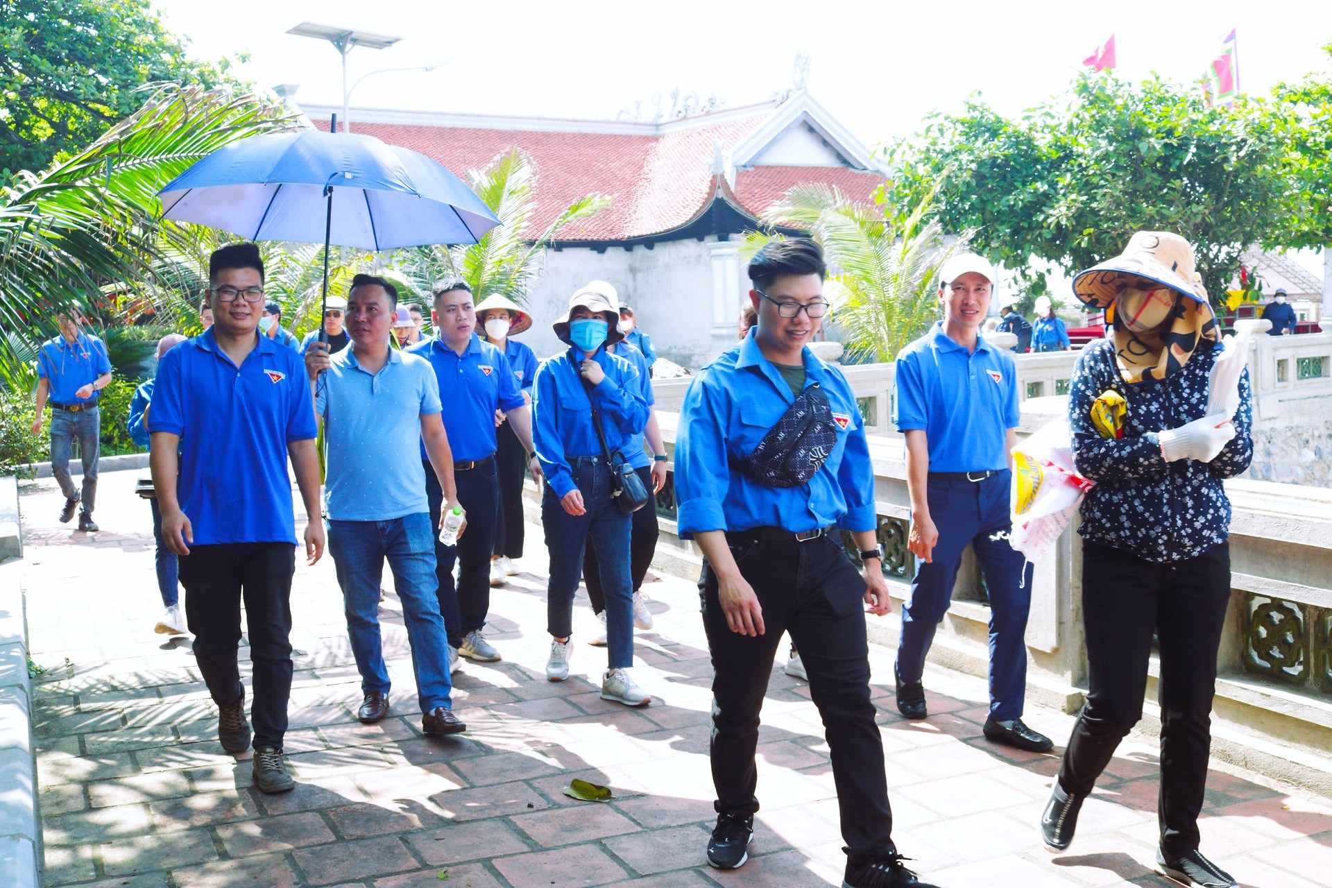 Ngày Chủ nhật xanh: Thanh niên chung tay làm sạch môi trường, ứng phó với biến đổi khí hậu, chống rác thải nhựa và tác động của rác thải nhựa với môi trường.