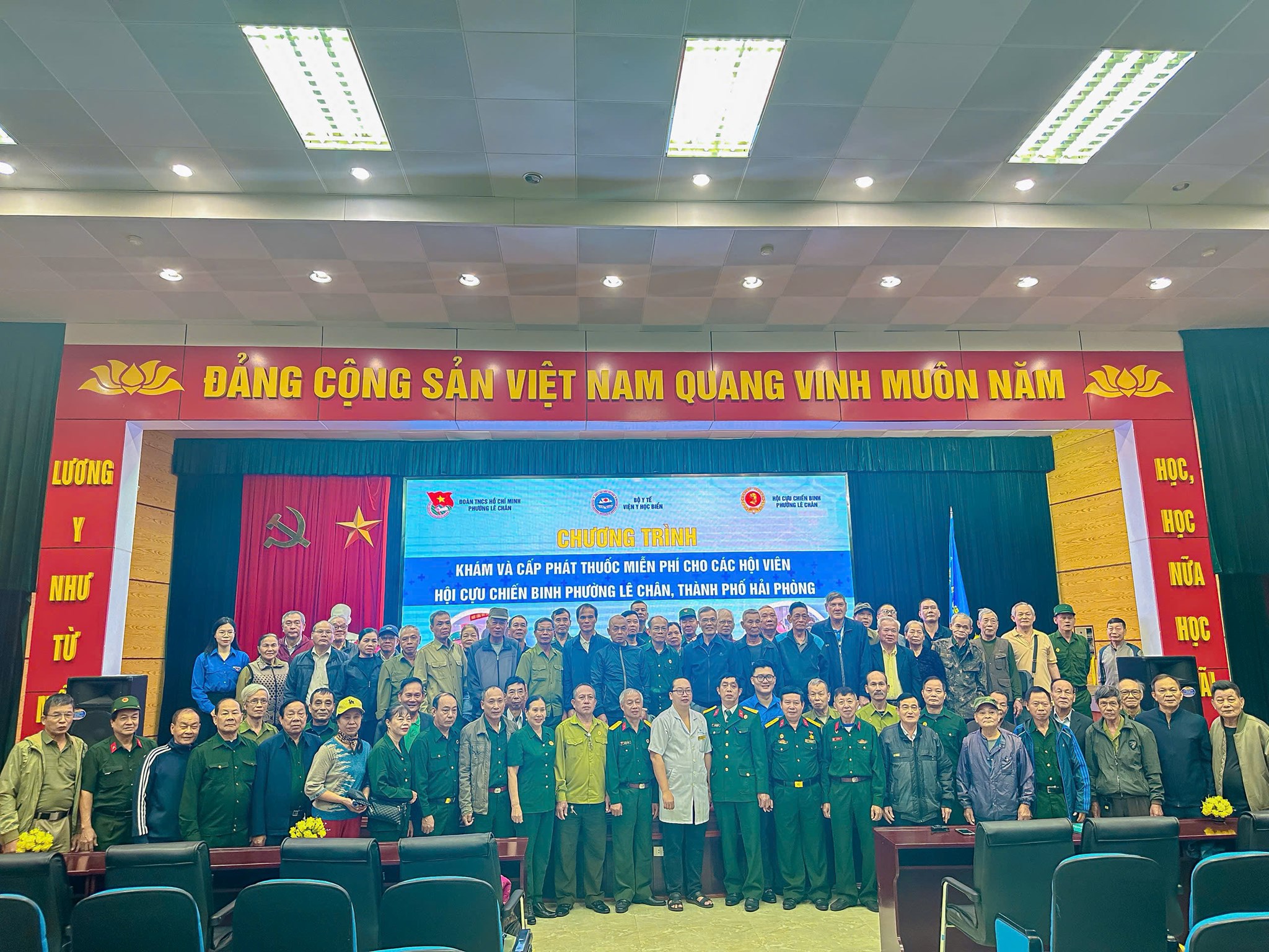 ĐOÀN PHƯỜNG LÊ CHÂN VÀ VIỆN Y HỌC BIỂN TỔ CHỨC CHƯƠNG TRÌNH KHÁM VÀ CẤP PHÁT THUỐC MIỄN PHÍ CHO HỘI VIÊN HỘI CỰU CHIẾN BINH