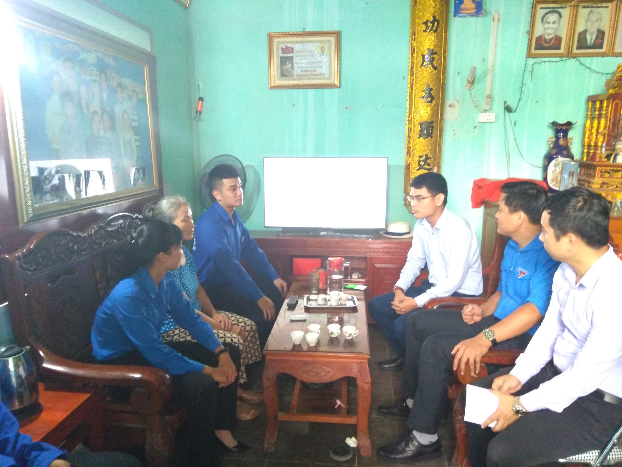 Đoàn Trường Đại học Hải Phòng thăm và tặng quà các gia đình chính sách nhân ngày Thương binh – Liệt sĩ 27/7