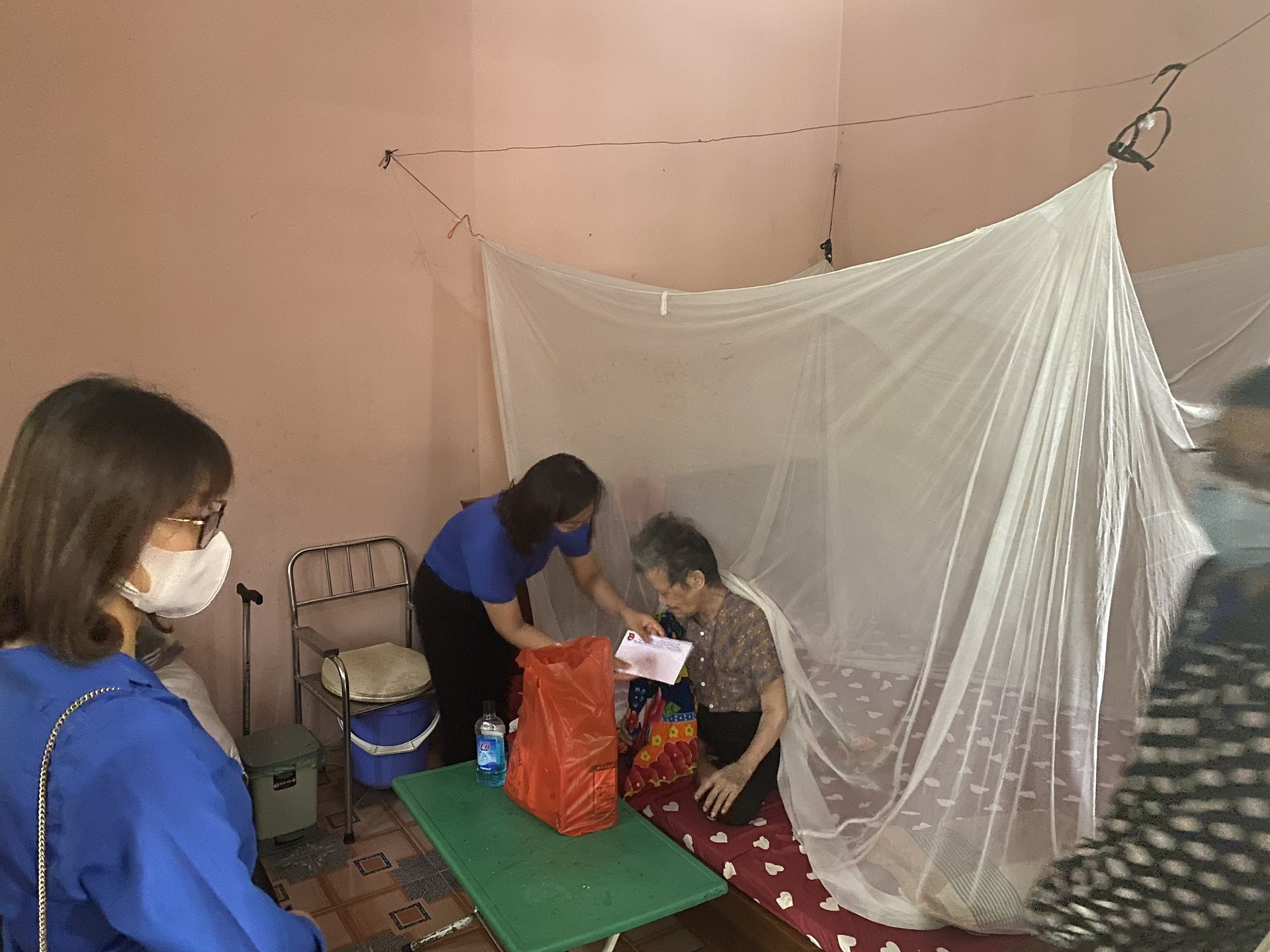 Tặng quà Cựu TNXP nhân dịp kỷ niệm 70 năm Ngày Bác Hồ tặng 4 câu thơ lịch sử 28/3/1951-28/3/2021