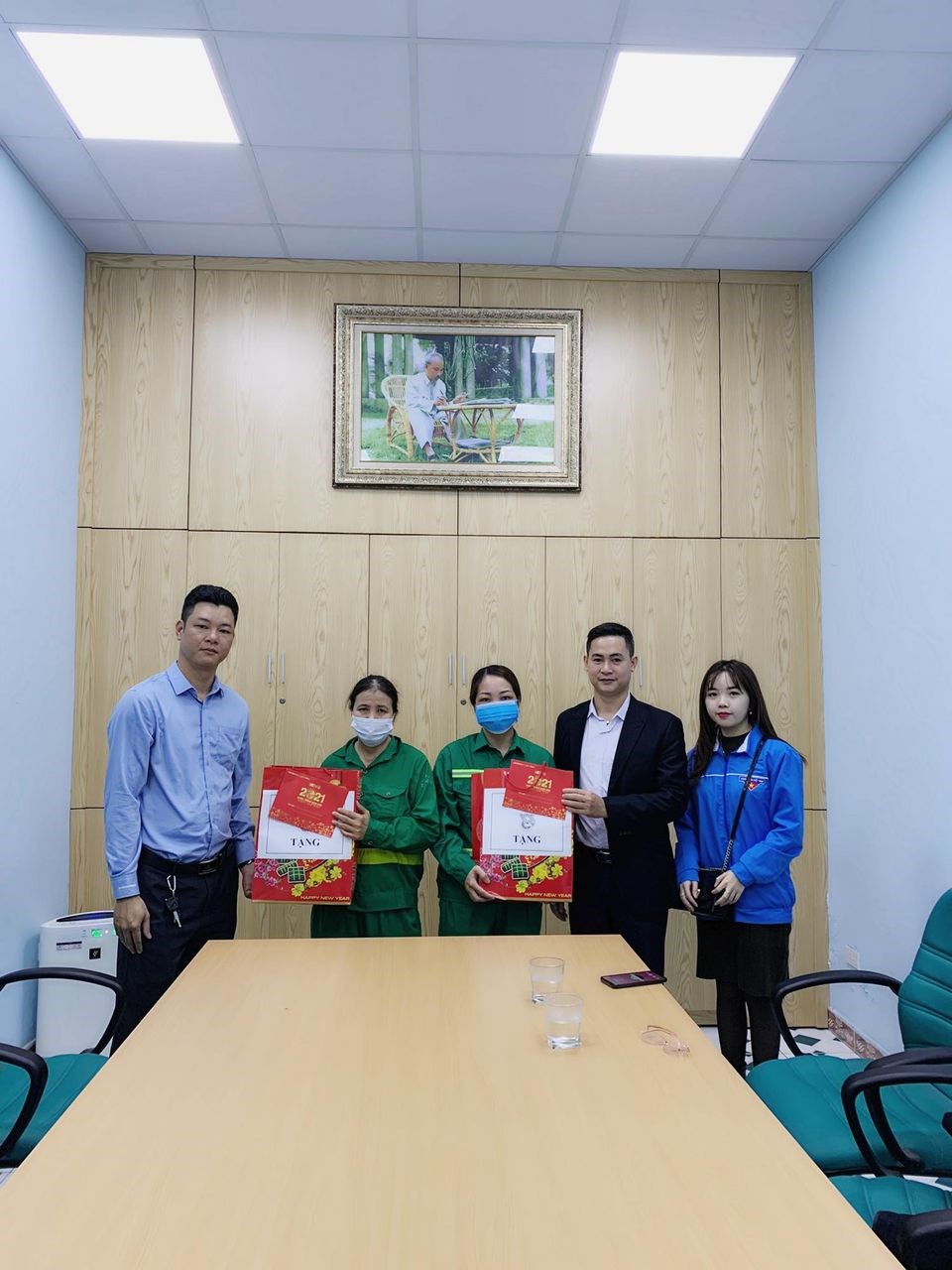 Đoàn Khối Doanh nghiệp đã tổ chức trao tặng 12 suất quà cho đoàn viên thanh niên có hoàn cảnh khó khăn tại các cơ sở trực thuộc Đoàn Khối