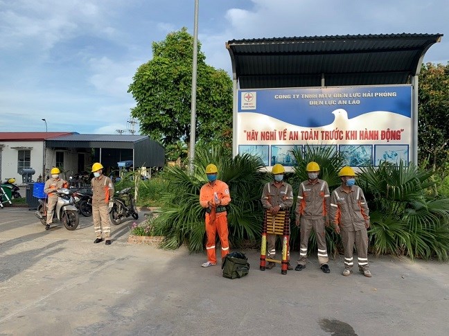 Chi đoàn Điện lực An Lão tham gia thực hiện thay tháo công tơ định kỳ, điện tử hóa công tơ và thực hiện số hóa hợp đồng mua bán điện trong những ngày nghỉ cuối tuần