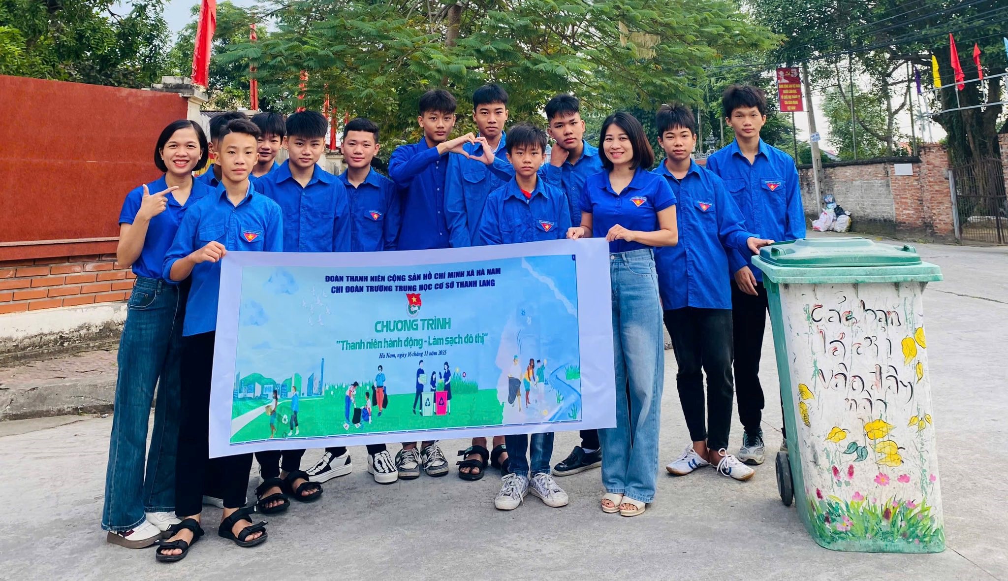 Đoàn Thanh niên xã Hà Nam - Ra quân Hưởng ứng Chiến dịch "Thanh niên hành động - Làm sạch đô thị"