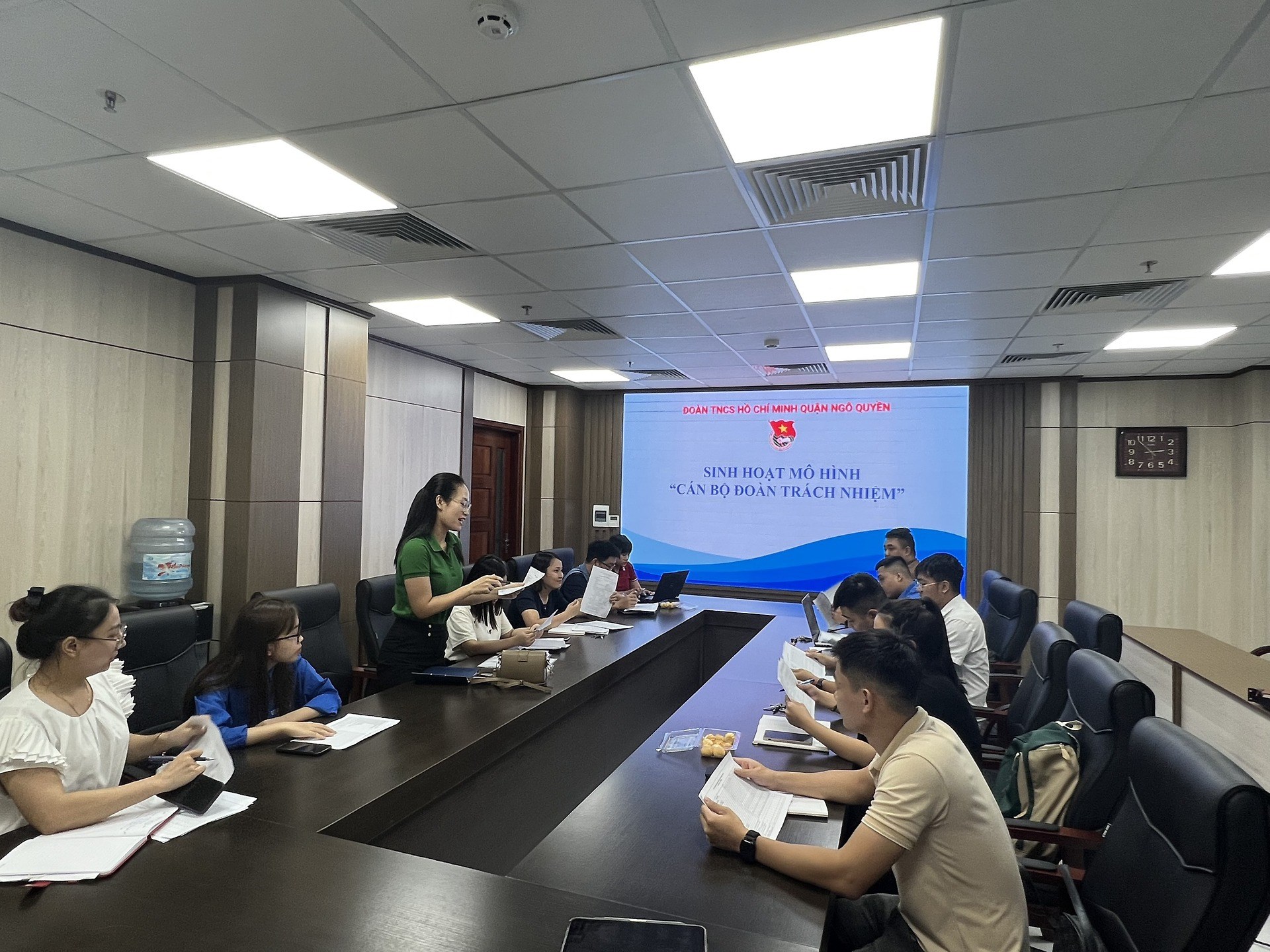 Sinh hoạt Mô hình "Cán bộ Đoàn trách nhiệm" rèn luyện tác phong, thực hiện lề lối công tác cán bộ Đoàn.