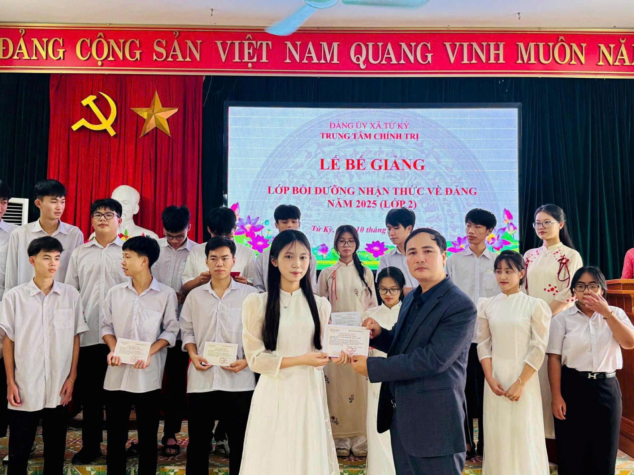 Đoàn xã Chí minh tích cực giới thiệu Đoàn viên ưu tú cho Đảng xem xét kết nạp