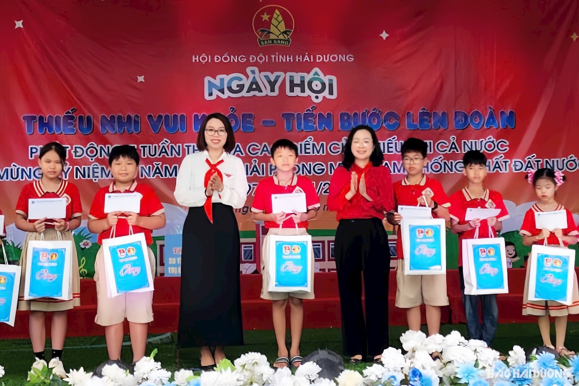 Gương mặt trẻ Việt Nam tiêu biểu Phùng Quang Trung trích tiền thưởng tặng quà cho học sinh khó khăn