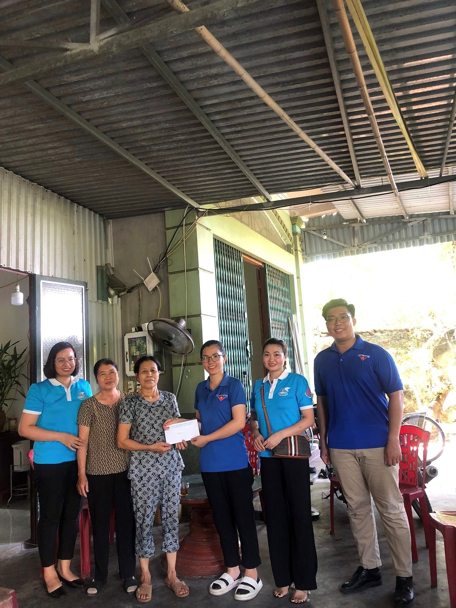 Thăm hỏi, tặng quà Cựu thanh niên xung phong