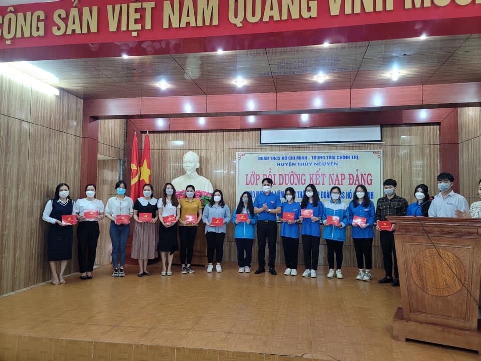 HUYỆN ĐOÀN - TRUNG TÂM BỒI DƯỠNG CHÍNH HUYỆN TỔ CHỨC BẾ GIẢNG LỚP BỒI DƯỠNG KẾT NẠP ĐẢNG