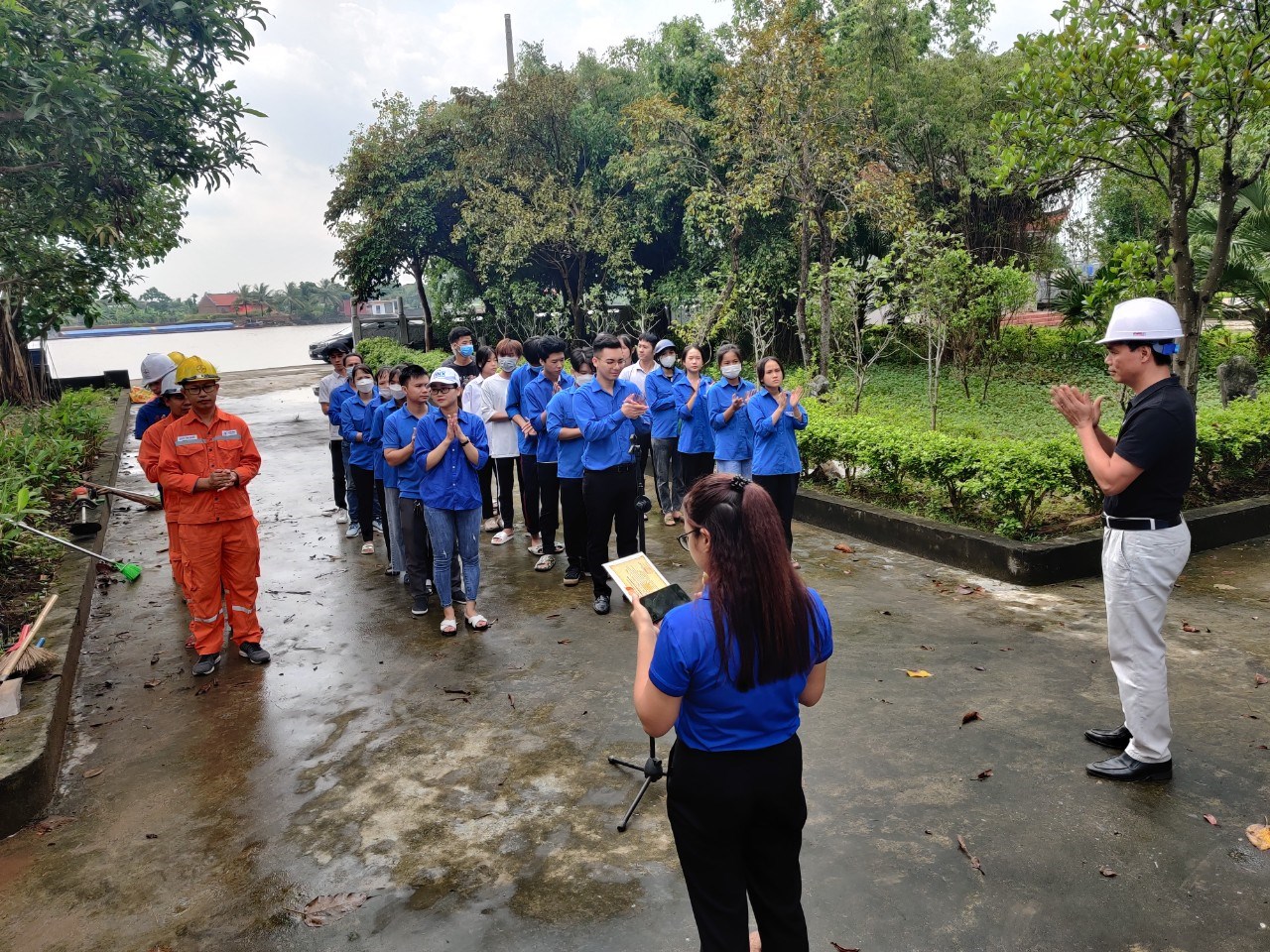 Đoàn thanh niên Công ty TNHH MTV Điện lực Hải Phòng ra quân Ngày Chủ Nhật Xanh 18/9/2022