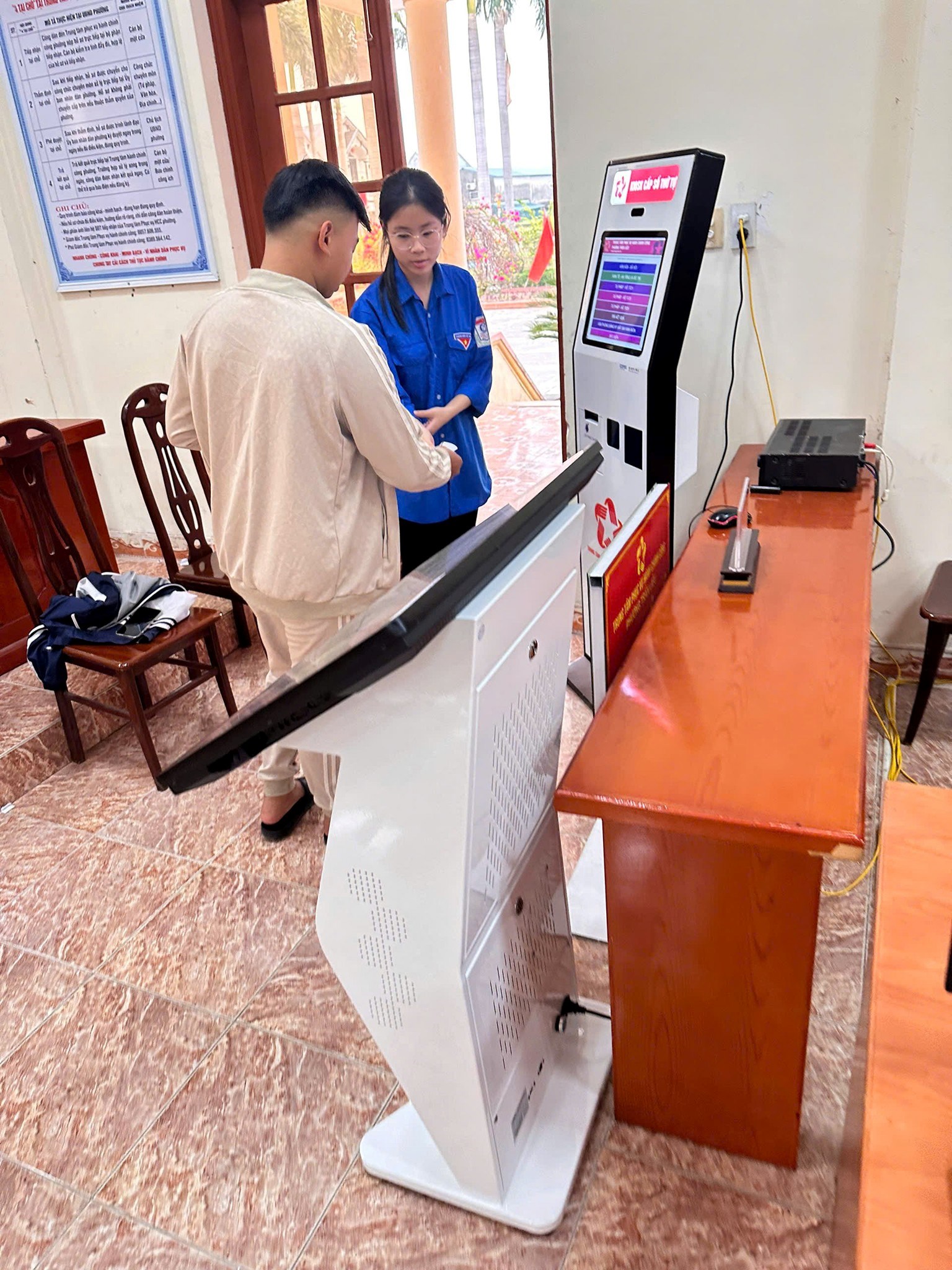 Tuổi trẻ phường Trần Liễu tiếp tục duy trì ra quân hỗ trợ người dân thực hiện dịch vụ công trực tuyến tại Trung tâm Phục vụ Hành chính công phường Trần Liễu những ngày gần đây