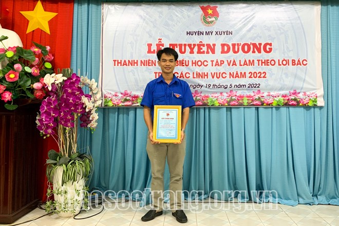 Tấm gương thầy giáo trẻ giỏi chuyên môn, tích cực học tập và làm theo Bác