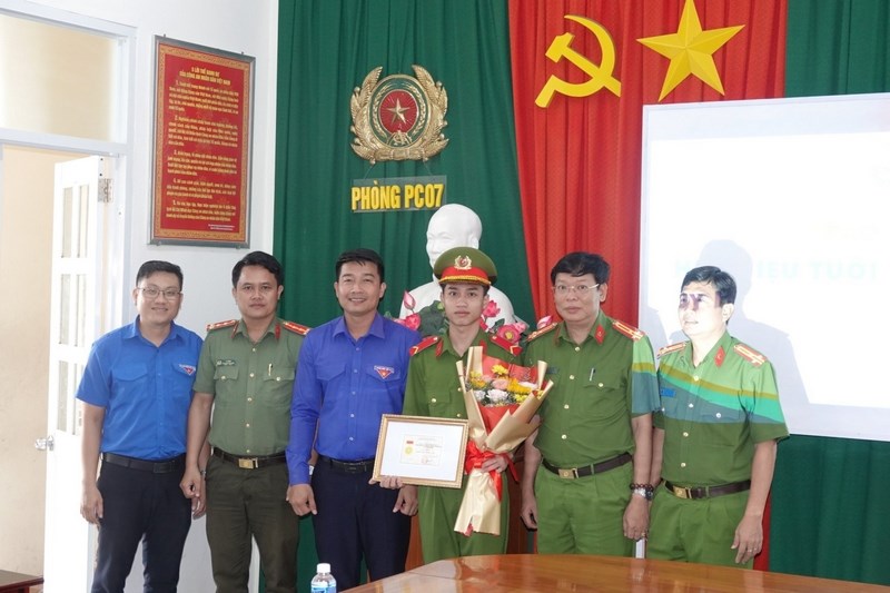 Bình Thuận: Trao tặng huy hiệu “Tuổi trẻ dũng cảm” cho thanh niên dũng cảm cứu người