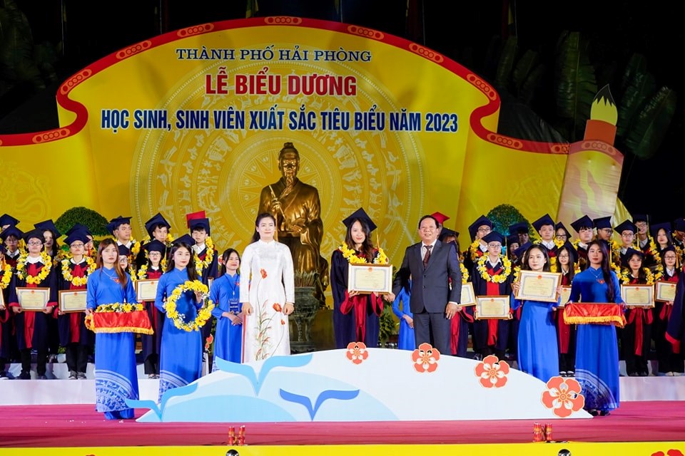 HẢI PHÒNG BIỂU DƯƠNG 132 HỌC SINH, SINH VIÊN XUẤT SẮC TIÊU BIỂU NĂM 2023