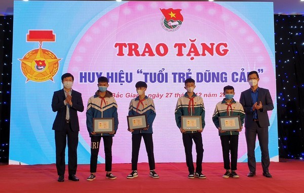 Trao tặng huy hiệu “Tuổi trẻ dũng cảm” cho 4 bạn học sinh cứu bạn bị đuối nước