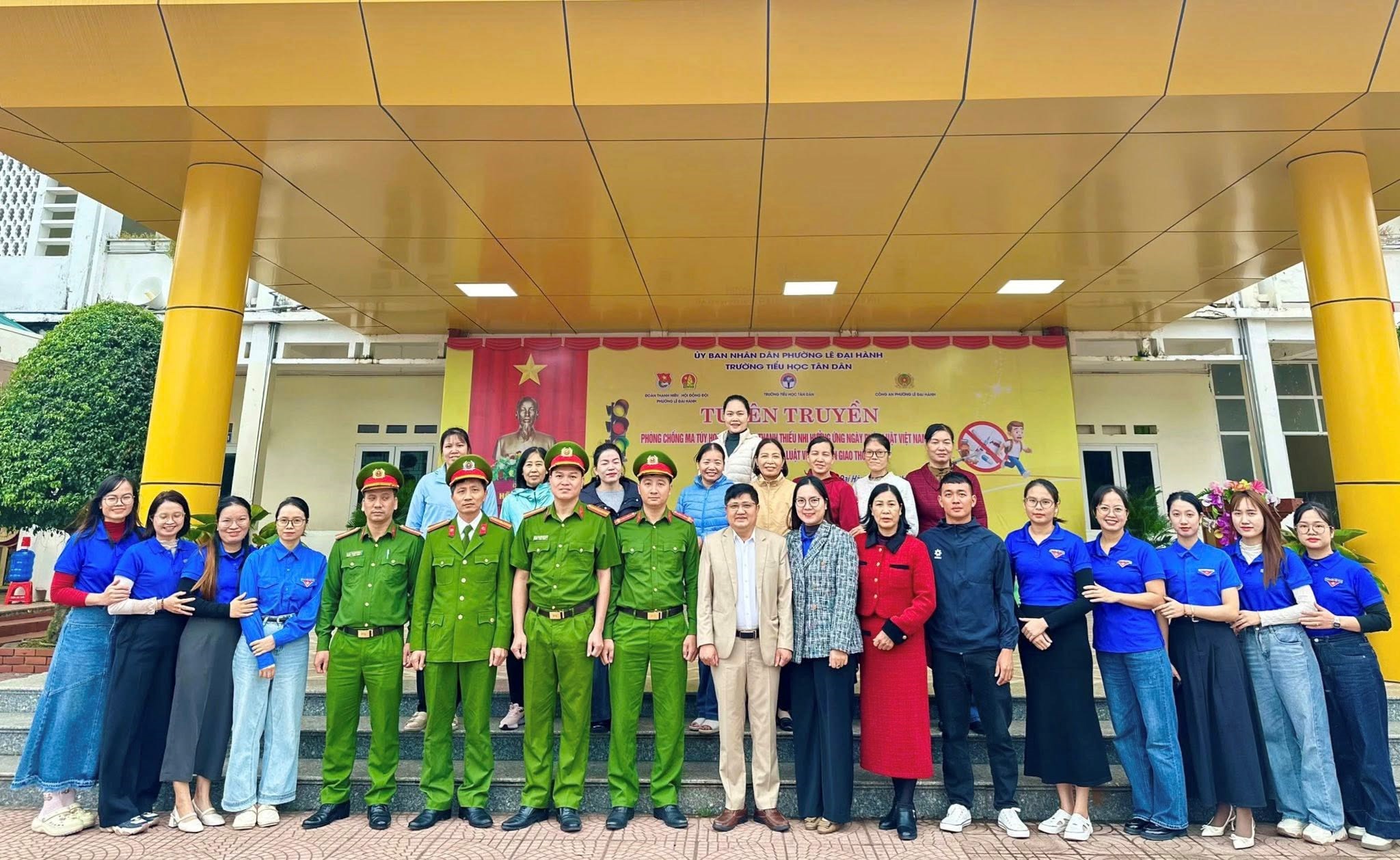 TUYÊN TRUYỀN PHÒNG CHỐNG MA TÚY; PHỔ BIẾN KIẾN THỨC PHÁP LUẬT VỀ AN TOÀN GIAO THÔNG CHO THANH THIẾU NHI HƯỞNG ỨNG NGÀY PHÁP LUẬT VIỆT NAM 9/11