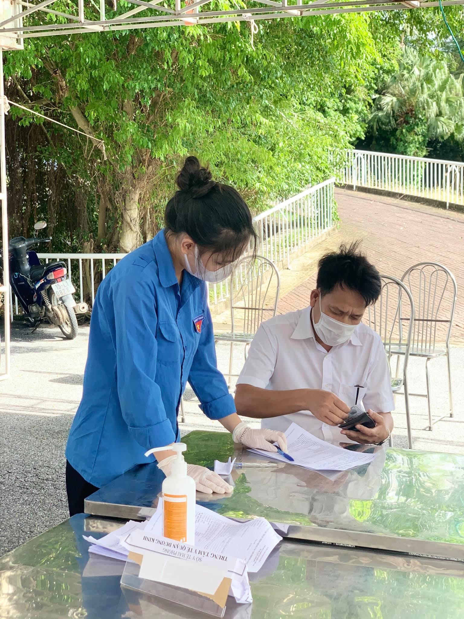Hỗ trợ lấy mẫu xét nghiệm sàng lọc RT-PCR cho các lái xe của các doanh nghiệp trên địa bàn quận