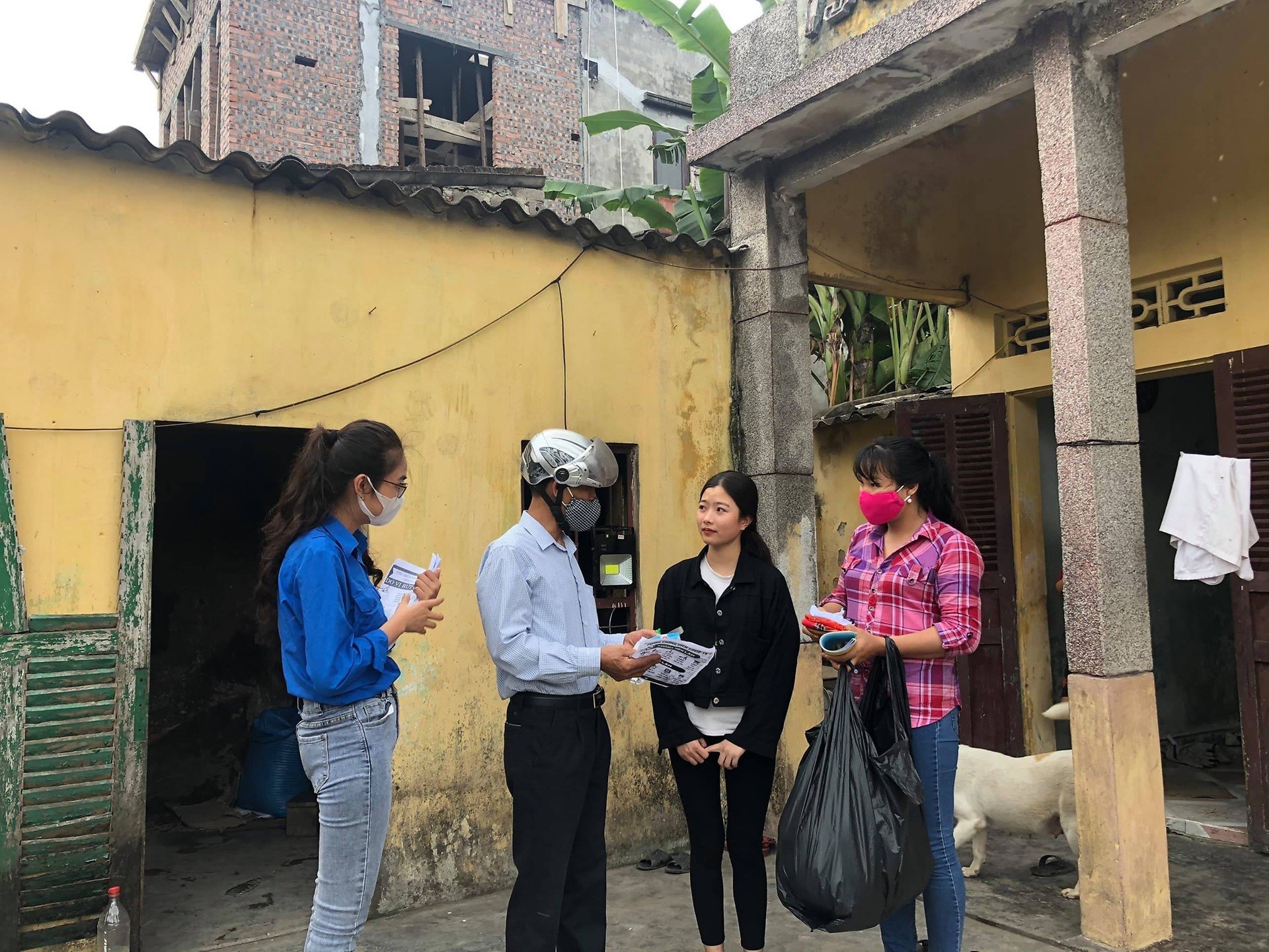 Tặng quà cho thanh niên công nhân nhân dịp Tháng công nhân